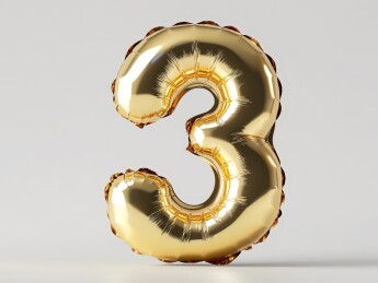 白色背景下的金色充气气球金箔数字“3”气