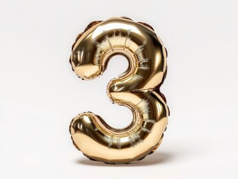 白色背景下的金色充气气球金箔数字“3”气