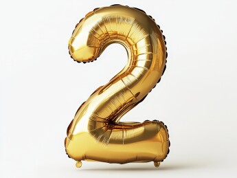 白色背景下的金色充气气球金箔数字“2”气