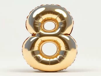 白色背景下的金色充气气球金箔数字“8”气