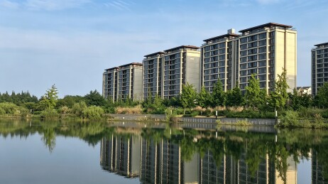 湖景临水洋房住宅小区建筑湖面倒影风光