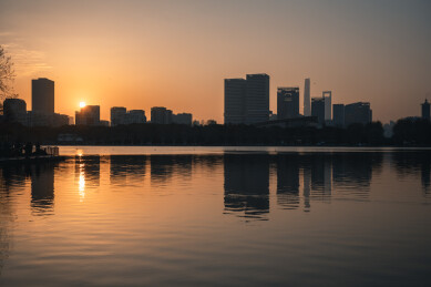 中国上海市 夕阳下的世纪公园镜天湖