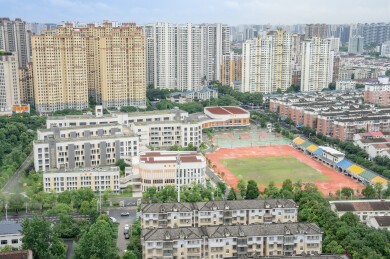 城市居民区中校园操场运动场航拍景象