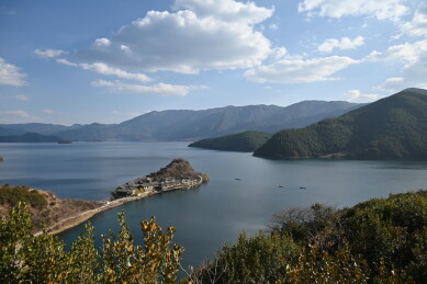 泸沽湖 湖水 小岛 山脉 晴天 蓝天白云