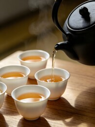 热茶倾注杯中袅袅热气升腾