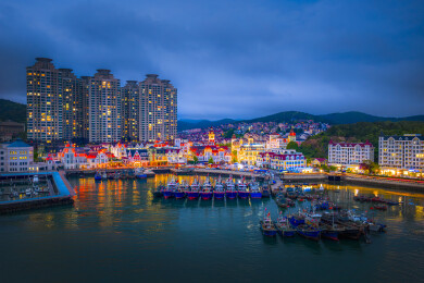滨海城市夜景灯火辉煌港口停满渔船