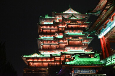 南昌赣江滕王阁夜晚灯光下的多层建筑