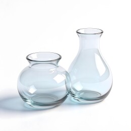 两个透明玻璃花瓶静物展示