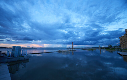 蓝调暮色湖滨灯塔长曝光水天倒影湖景