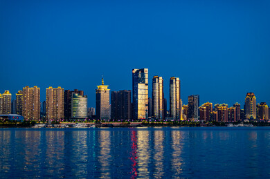 南昌赣江两岸城市黄昏夜景风光
