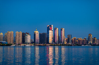 南昌赣江两岸城市黄昏夜景风光