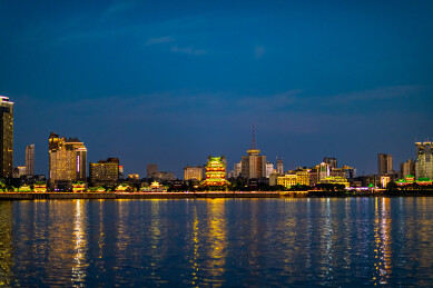 南昌赣江两岸城市黄昏夜景风光