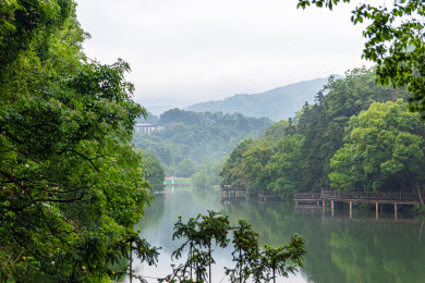 南昌梅岭洪崖丹井山间湖泊烟雨风光