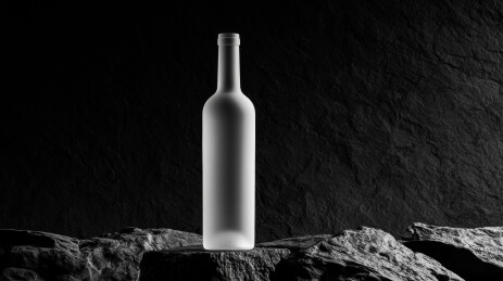 黑色石块上摆放磨砂玻璃红酒瓶静物