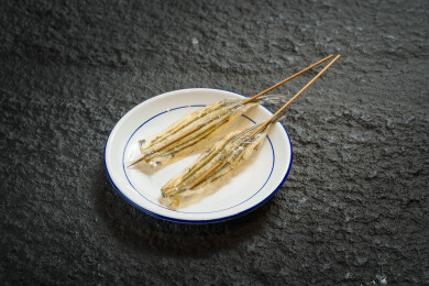 深色背景上的烤多春鱼串