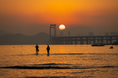 大连海滨夕阳红日与海钓剪影