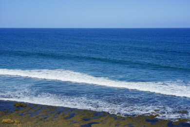 澳洲大洋路贝尔斯海滩，海浪拍打海岸的自然景象