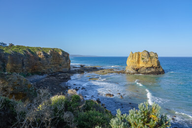 澳洲大洋路鹰岩，海岸岩石与碧海蓝天