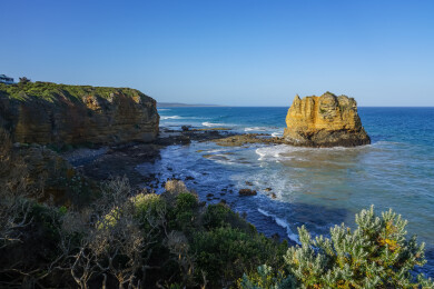 澳洲大洋路鹰岩，海岸岩层与碧海蓝天