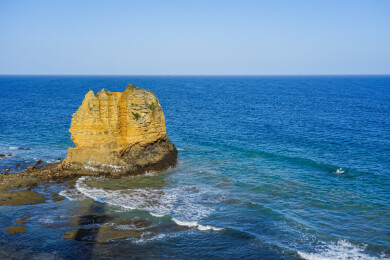 澳洲大洋路鹰岩，海边黄色岩石矗立