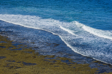 澳洲大洋路贝尔斯海滩，海浪拍打海岸的自然景象