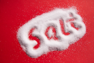 食盐颗粒摆出 salt 英文字母，红底创