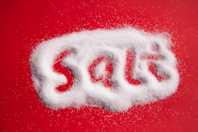 食盐颗粒摆出 salt 英文字母，红底创