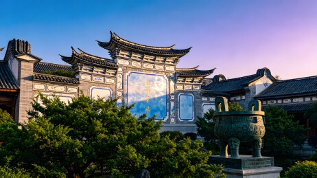 传统中式建筑与自然景观相结合的场景