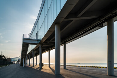 滨海现代钢结构廊道建筑透视风光