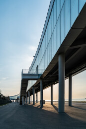 滨海现代钢结构廊道建筑透视风光