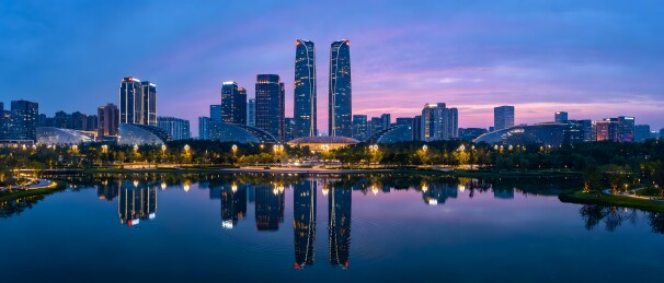 城市天际线在湖面倒影，黄昏时分景色宜人
