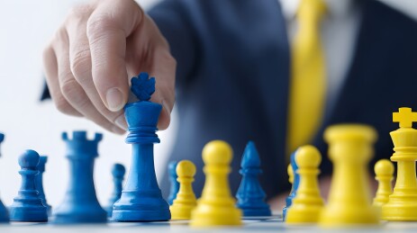 商务人士下棋决策瞬间