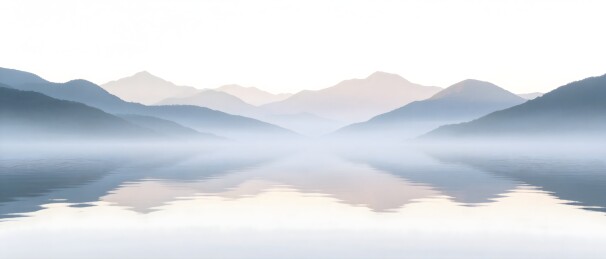 晨雾山峦湖水静谧倒影