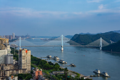 斜拉桥跨江城市全景