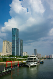 江边码头高层楼宇游船