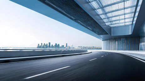 高架公路与桥梁结构延伸至城市天际线背景