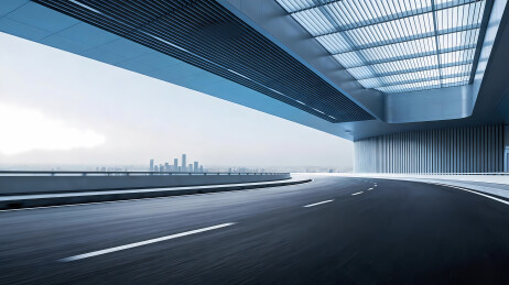 高架道路弯道与混凝土顶棚城市天际线背景
