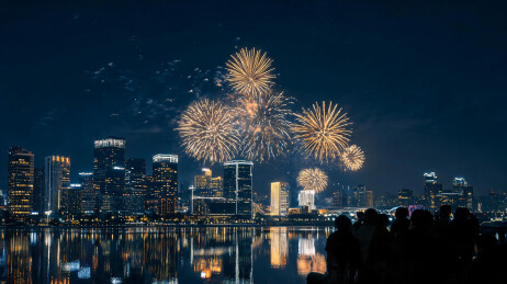 烟花群与都市高楼的跨年夜交响