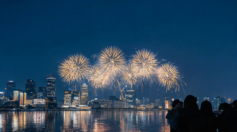 扇形烟花群铺展都市跨年夜空