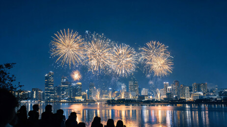 烟花群在都市夜空层层绽放