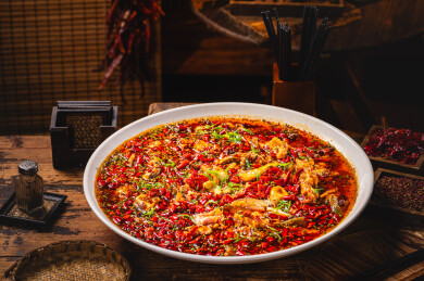 江湖菜风格的红汤来凤鱼横构图