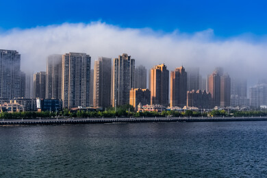 中国辽宁省大连市旅顺拾贝湾海湾高楼大厦