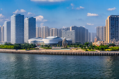 中国辽宁省大连市旅顺拾贝湾海湾高楼大厦