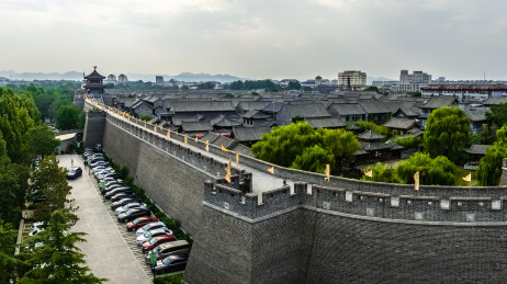 中国山东省青州市古城墙步行栈道园林建筑