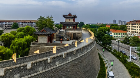 中国山东省青州市古城墙步行栈道园林建筑