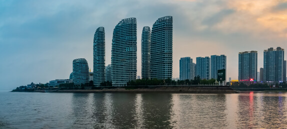 中国辽宁省丹东市鸭绿江外滩高楼大厦建筑