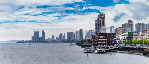 中国辽宁省丹东市鸭绿江外滩港口码头建筑
