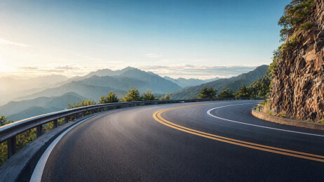 山地公路展现迷人自然风光