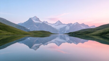 雪山湖泊倒影美景