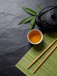 茶壶茶杯与竹叶静物
